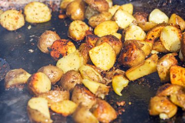Izgarada kızarmış patates.
