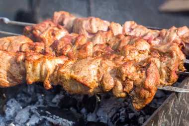 bir şiş üzerinde ızgara et