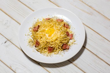 makarna carbonara karmaşık arka plan üzerinde.