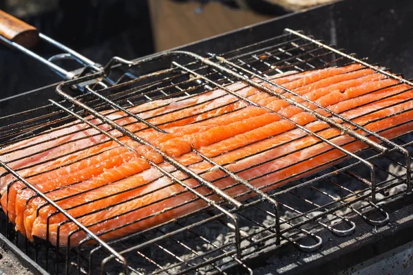 Gegrillter roter Fisch mit Gewürzen — Stockfoto