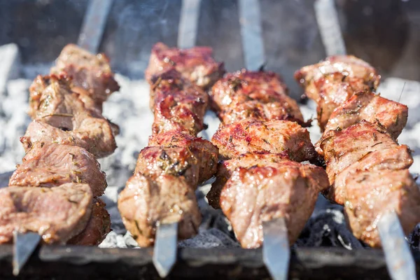 Çelik bir şiş üzerinde taze et