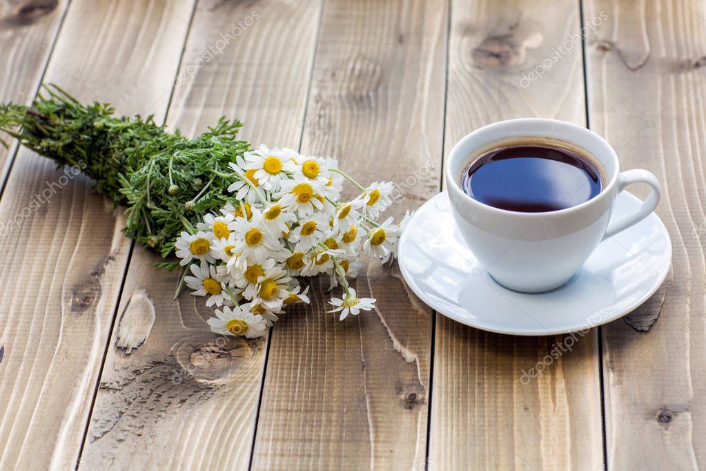 Coffee cup with White flower decoration on wooden table — Stock Photo