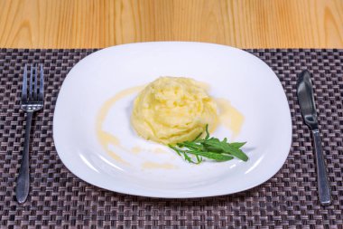 Beyaz plaka üzerinde otlar ile patates püresi