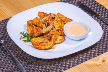 Fırında baharatlı patates peynir sosu ve otlar beri servis