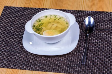 Tavuk suyu ile bir yarı pişmiş yumurta ve Yeşiller