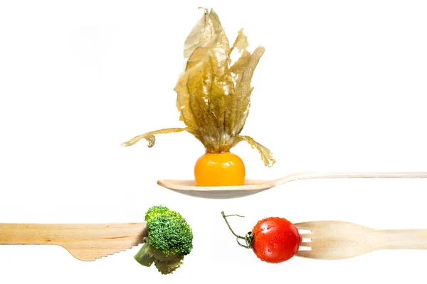 Verduras frescas tomate, brócoli, physalis en tenedor de madera, cuchillo, cuchara — Foto de Stock