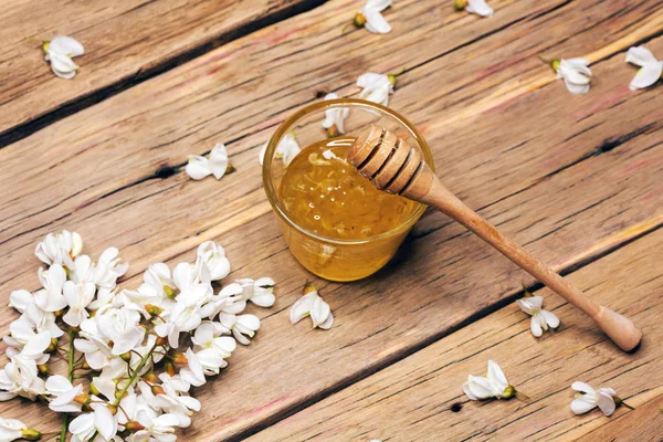Honing met acacia bloesems op een houten achtergrond — Stockfoto
