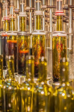 Makine modern şaraphane, şişeleme, etiketlenmemiş cam şişeler