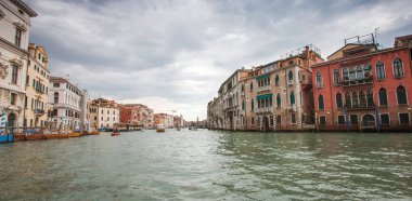 İtalya, Venedik - 06 Mayıs 2012: Grand Canal view. Geleneksel evleri ve tekneler