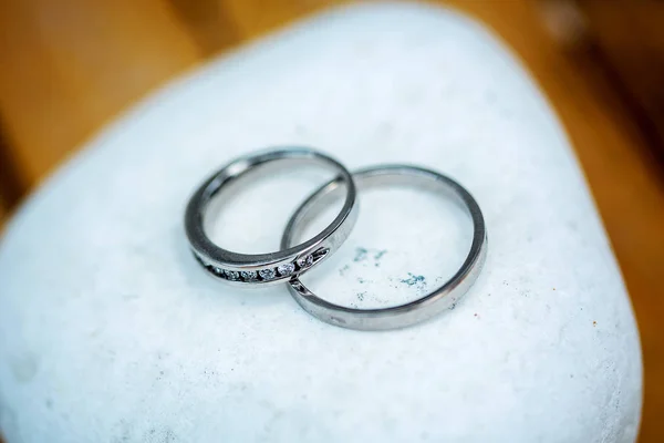 Dos anillos de boda en una roca — Foto de Stock