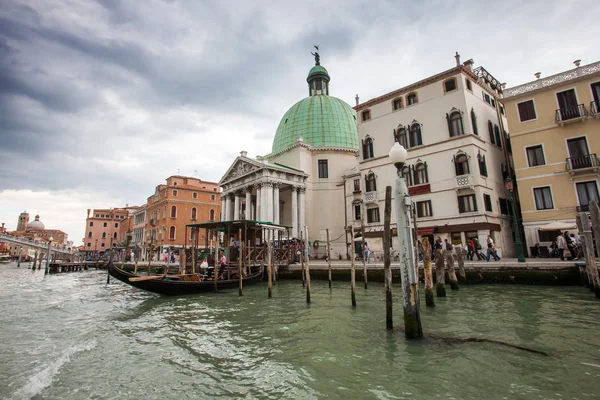 イタリア、ヴェネツィア - 2012 年 5 月 6 日: グランドカナル ビュー。伝統的な家屋や船 — ストック写真