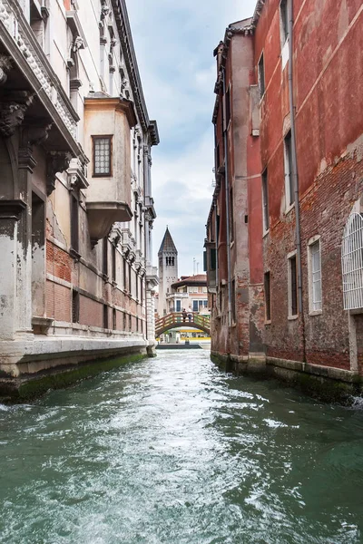 イタリア、ヴェネツィア - 2012 年 5 月 6 日: 美しい小さな運河 — ストック写真