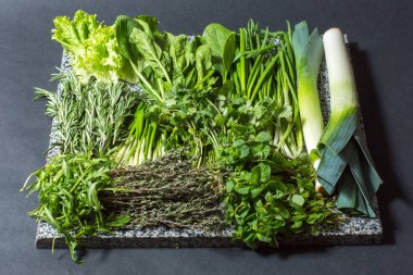 Marul, nane, maydanoz, soğan ile çeşitli taze yeşillik