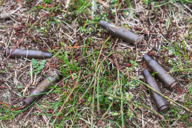 Çimenlerin üzerinde kullanılan mühimmat.