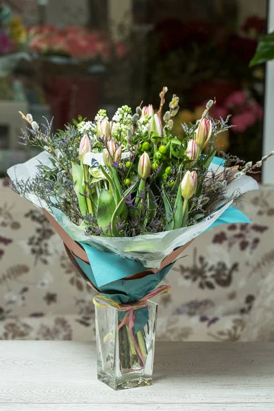 Букет цветов тюльпанов на деревянном столе — стоковое фото