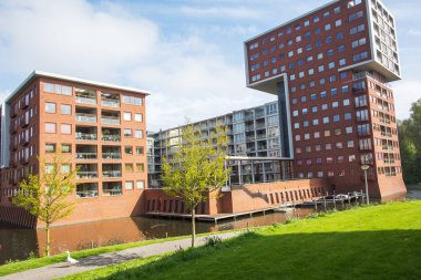 Amsterdam, Hollanda - 08 Nisan 2017: Modern mimari evler kanalda