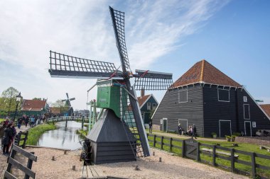 Keukenhof, Hollanda - 4 Mayıs 2017: yel değirmenleri biri gelen turist