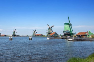 Keukenhof, Hollanda - 4 Mayıs 2017: yel değirmenleri biri gelen turist