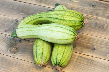 eski bir ahşap tahta üzerinde yeşil kabak