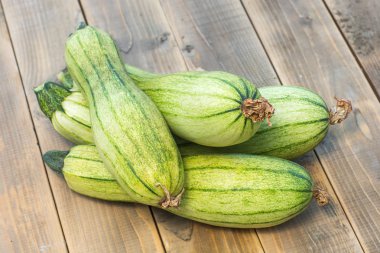 eski bir ahşap tahta üzerinde yeşil kabak