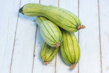 eski bir ahşap tahta üzerinde yeşil kabak