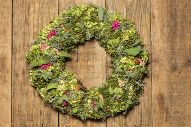 awooden arka plan üzerinde izole bir güzel çiçek çelenk
