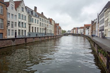 Brugge, Belçika - 4 Temmuz 2017: cityscape su kanalı ve köprü ile
