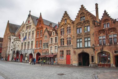 Brugge, Belçika - 4 Temmuz 2017: Cephe tuğla saraylar kanalı Bruges