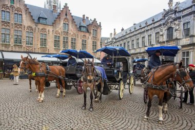 Bruges, Belçika - Nisan 04. 2017: at arabası Belçika Bruges Şehir meydanında Grote Markt üzerinde.