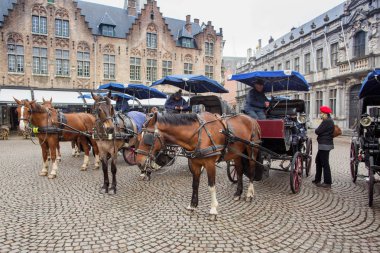 Bruges, Belçika - Nisan 04. 2017: at arabası Belçika Bruges Şehir meydanında Grote Markt üzerinde.