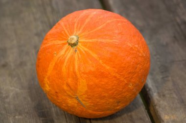 ahşap masa üzerinde turuncu kabak