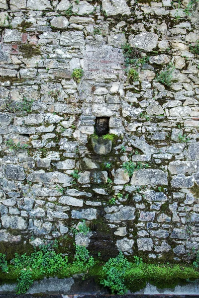 Серый узор декоративной коричнево-серой поверхности каменной стены из шифера — стоковое фото