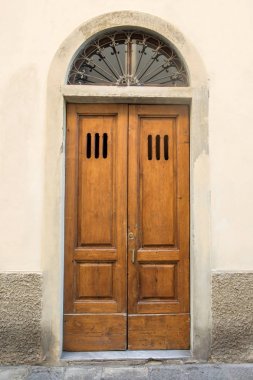 küçük köyde İtalyan kapı
