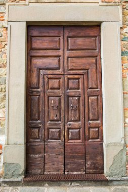 küçük köyde İtalyan kapı