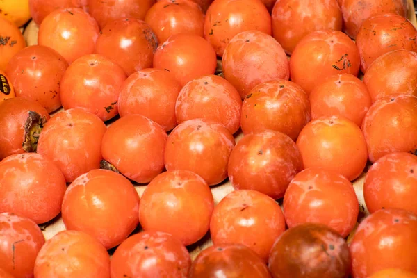 Turuncu olgun hurma Pazar durak üzerinde döşenir. Organik Trabzon hurması meyveleri yığın itibariyle yerel çiftçilere piyasa. Hurma meyve Çiftçi Market