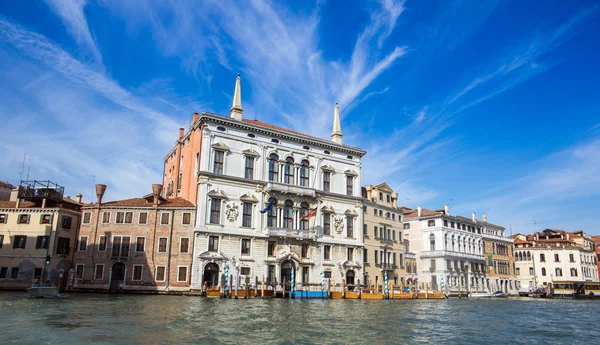 VENECIA, ITALIA - 26 DE JUNIO DE 2017: Vista sobre Canal Cannaregio desde el puente Guglie Ponte delle Guglie en Venecia, Italia — Foto de Stock