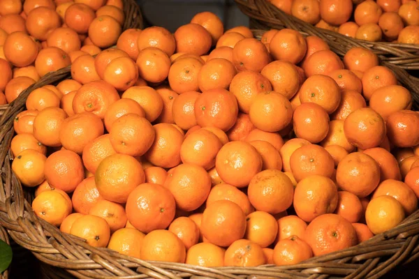 Bando de laranjas de tangerina frescas no mercado — Fotografia de Stock