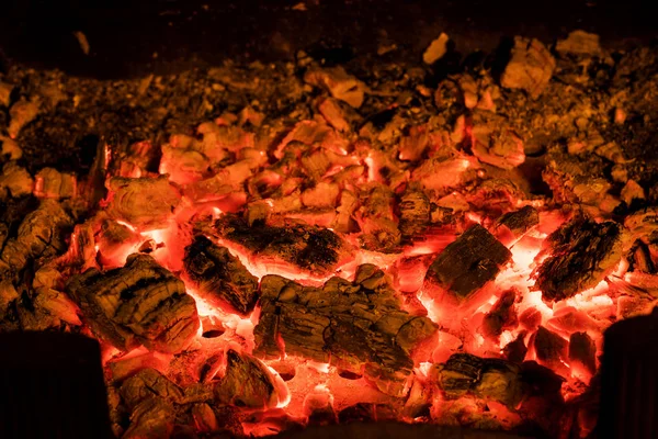 Zdjęcie gorące iskrzenie na żywo Węgle w grilla. — Zdjęcie stockowe