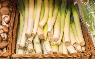 Pırasa, yeşil sebzeler, yerel pazar hasat üretmek rustik ahşap çiftlik tablo, ek yükü.