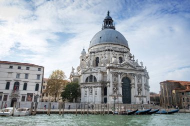 Canal Grande ve Basilica Santa Maria della Salute parlak bir günde Venedikte