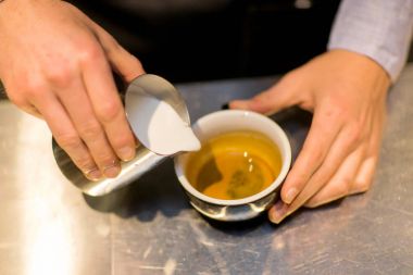 Barista kahve Cafe, kahve fincan güzel Latte ile yapım üzerinde el sanat Kupası