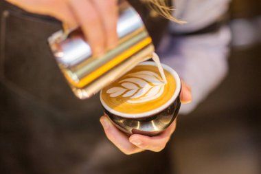 Barista kahve Cafe, kahve fincan güzel Latte ile yapım üzerinde el sanat Kupası