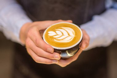 Barista kahve Cafe, kahve fincan güzel Latte ile yapım üzerinde el sanat Kupası.