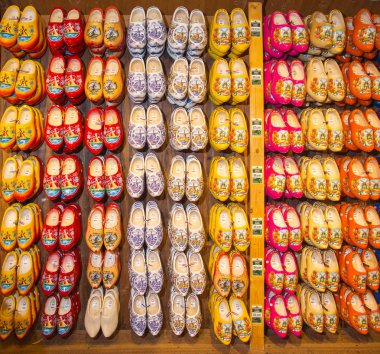 Bruges, Belçika - Nisan 04. 2017: renkli boyalı takunya, bir turistik mağazada geleneksel Hollanda tahta ayakkabı