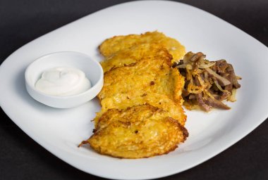 Kızarmış yağlı mantar ile hizmet patates kızartması ekşi krema. Yakın çekim