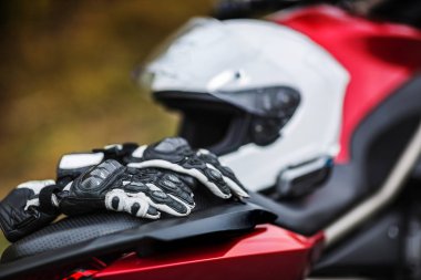 Boş bir yolda, yakından görmek motosiklet üzerinde oturan motorcu gidonun üzerinde eller.