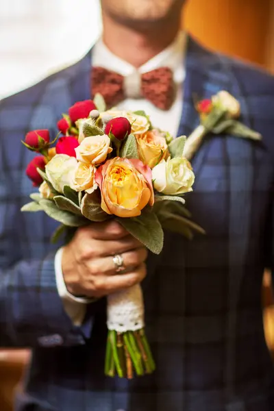 Жених держит букет свадебных цветов . — стоковое фото