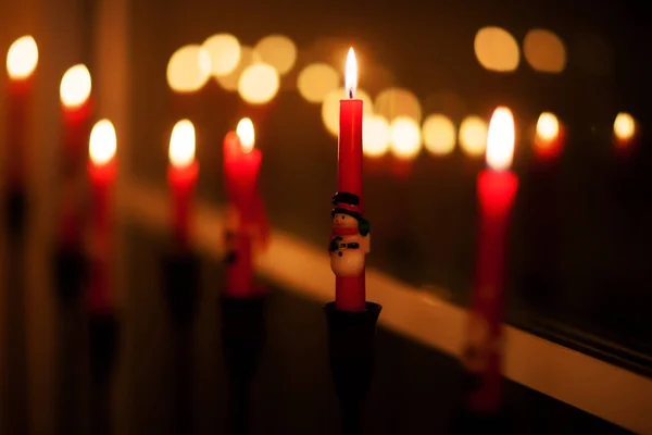 Luz dourada da chama da vela — Fotografia de Stock