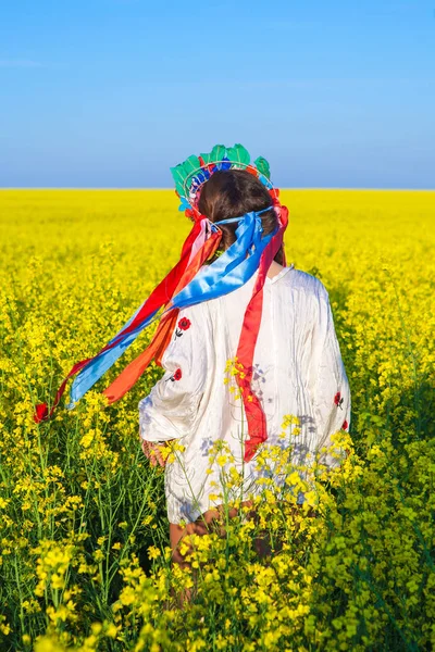 Menina ucraniana vestido tradicional flor sol — Fotografia de Stock