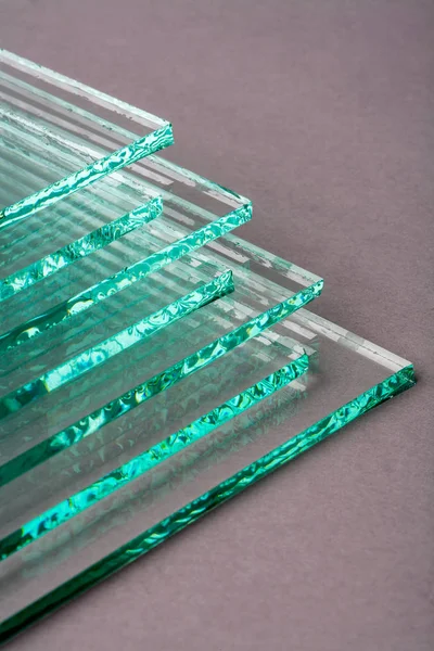 Sheets of Factory manufacturing tempered clear float glass panels cut to size — Stock Photo, Image